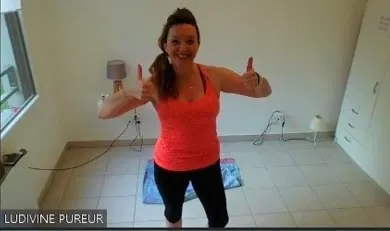 Capture d’écran d’un cours en visio : Ludivine, souriante, pouces levés