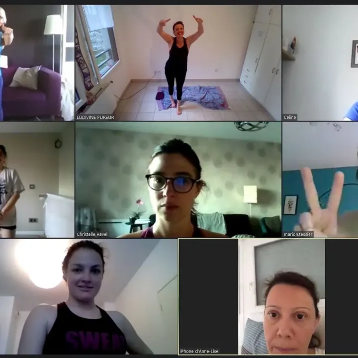 Cours de Piloxing® en visio : une participante en plein mouvement, d’autres face caméra