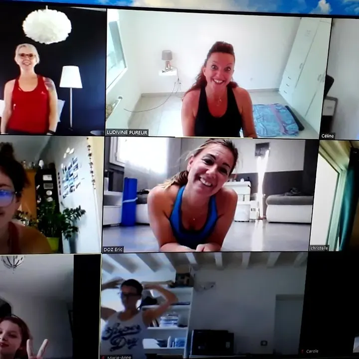 Écran d’un cours en visio : participantes souriantes, certaines en duo
