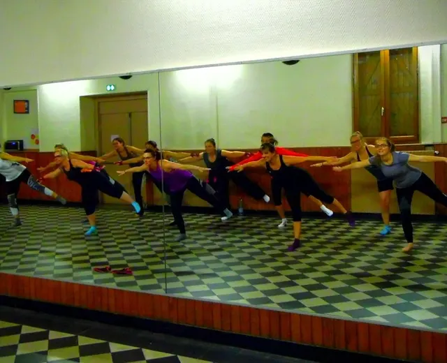 Salle à miroirs et carrelage en damier : le groupe en équilibre, bras tendus et jambe en arrière