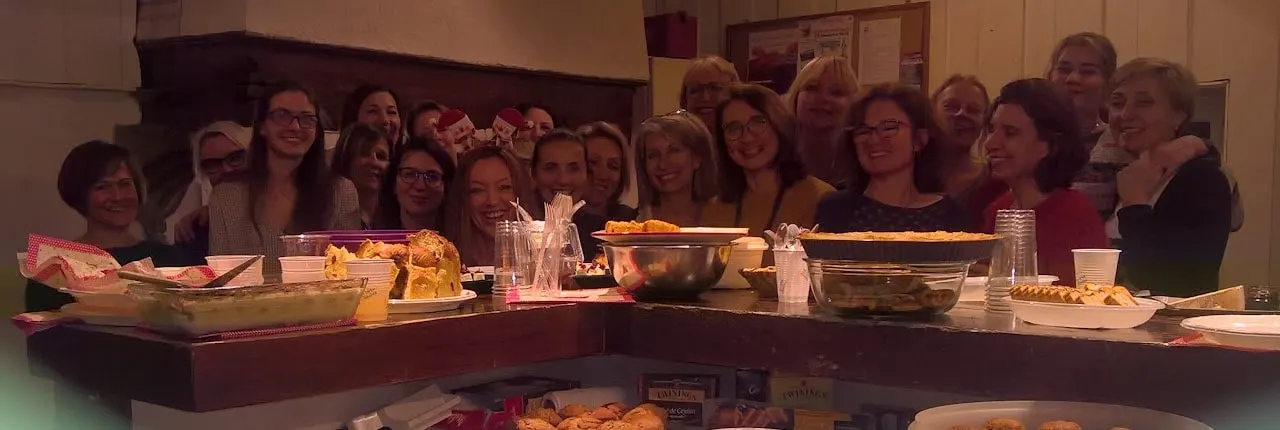 Moment convivial : le groupe réuni autour d’une table garnie de gâteaux et de boissons