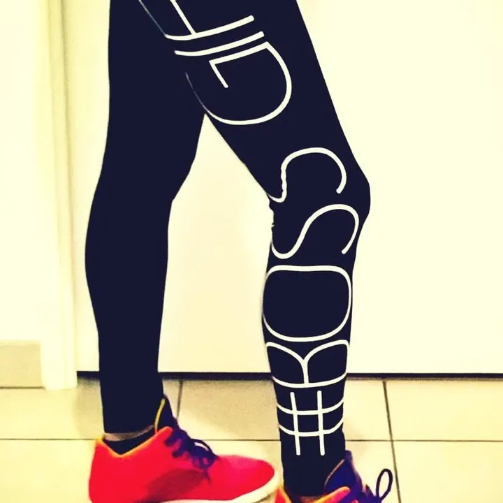Legging floqué « #BOSS GIRL » et baskets rouges
