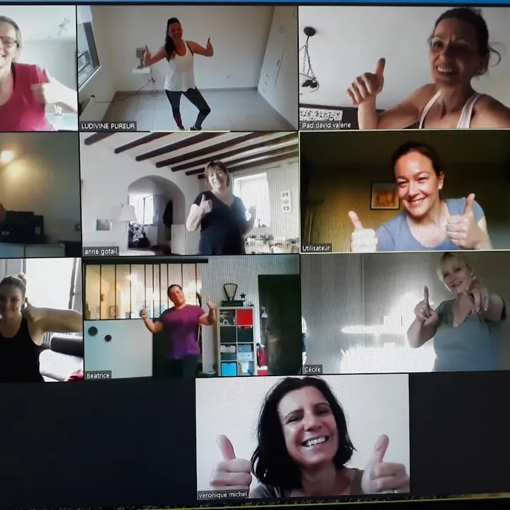 Mosaïque d’un cours en visio : chacune chez soi, pouces levés et sourires