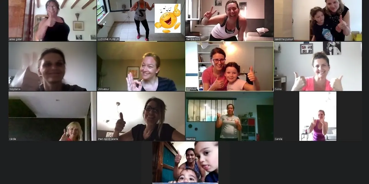 Cours en visio : des participantes saluent la caméra, certaines avec leurs enfants