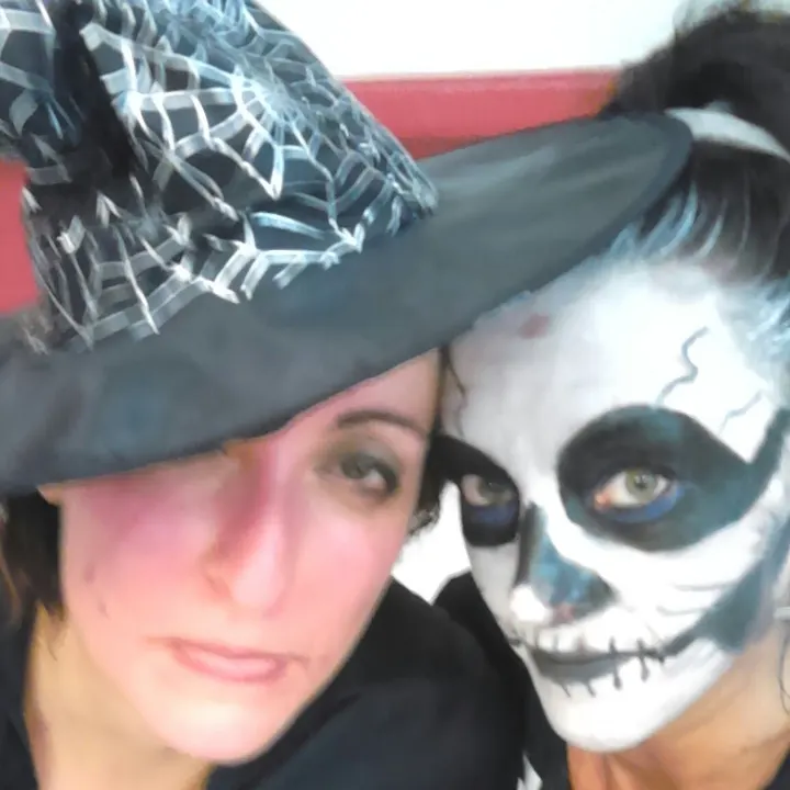 Selfie d’Halloween : un chapeau de sorcière et un maquillage de tête de mort