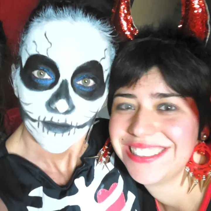Selfie d’Halloween : maquillage de squelette et serre-tête à cornes rouges pailletées