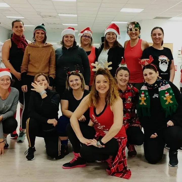 Photo de groupe de Noël : bonnets rouges, pulls de Noël et grands sourires