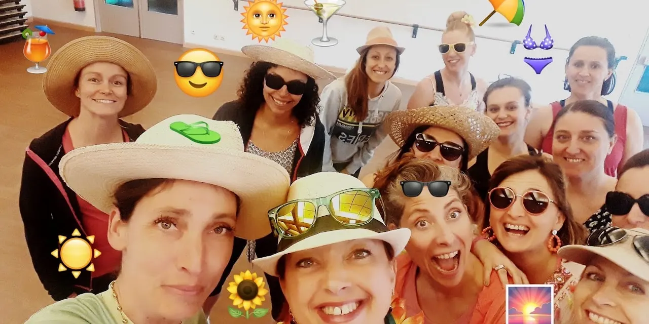 Selfie de groupe estival : chapeaux de paille, lunettes de soleil et autocollants soleil